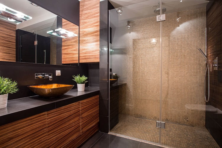 Penggunaan pintu tempered glass di kamar mandi, Sumber: leesglass.com