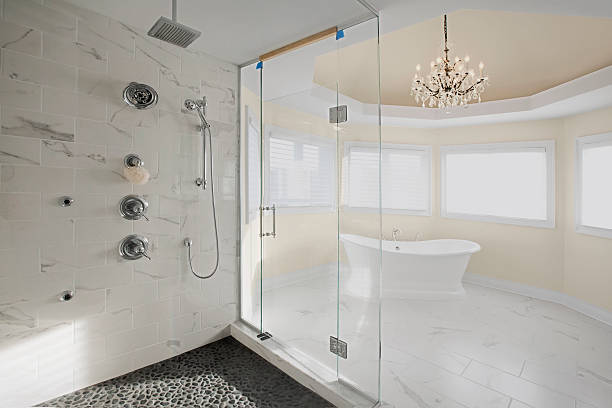 kaca bening, cocok untuk shower kamar mandi konsep minimalis. sumber: istockphoto.com