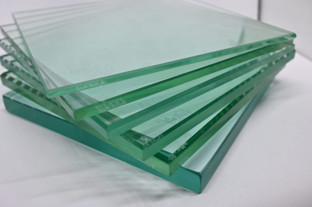 kaca tempered, tersedia dalam berbagai merek. sumber: ruangarsitek.id