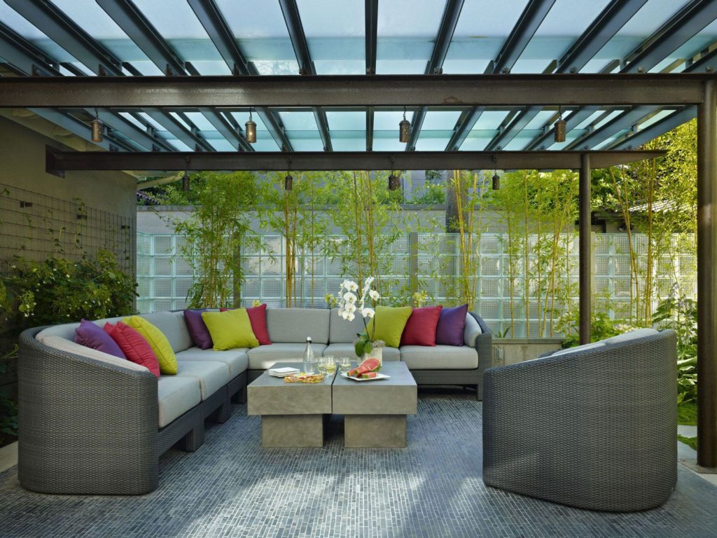 konsep teras depan dengan kanopi frosted glass. sumber: buildingmaterials.com