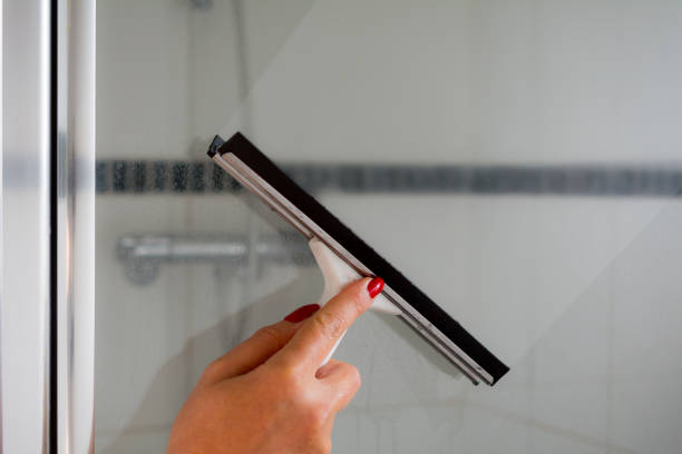 membersihkan kaca shower harus dilakukan secara teratur. sumber: istockphoto.com