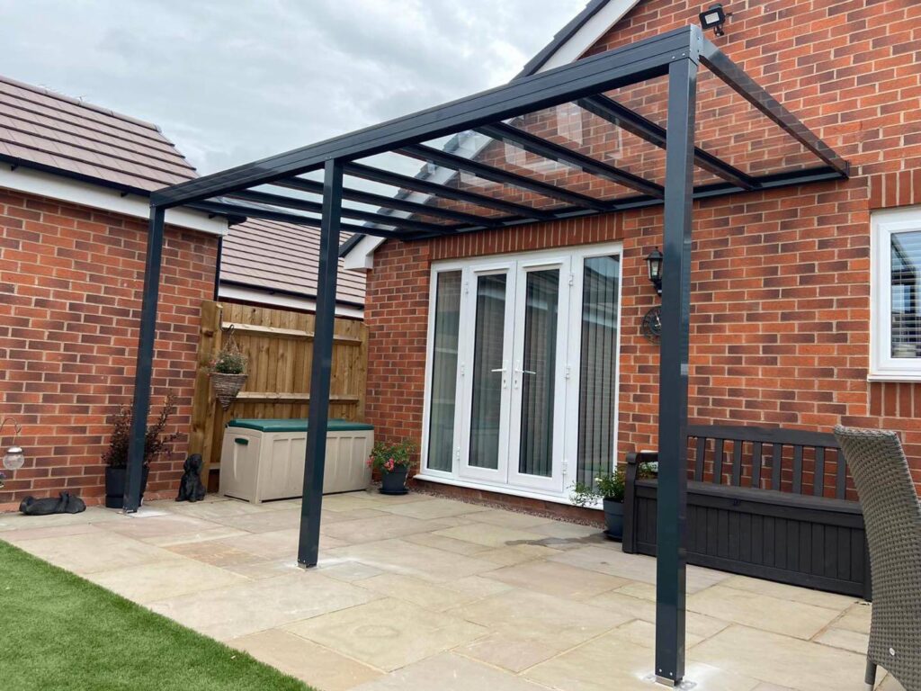 penggunaan kanopi kaca untuk bagian teras rumah. sumber: glazingsystems.co.uk