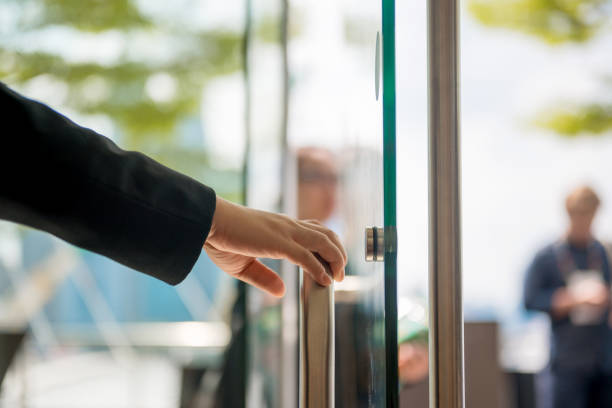 pintu dari tempered glass, memberikan kesan elegan. sumber: istockphoto.com