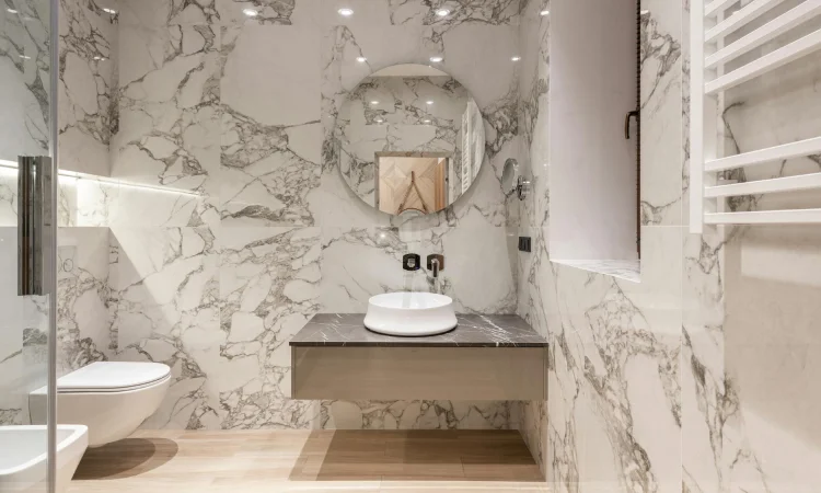 Kamar mandi dengan dinding marmer, Sumber: pexels.com