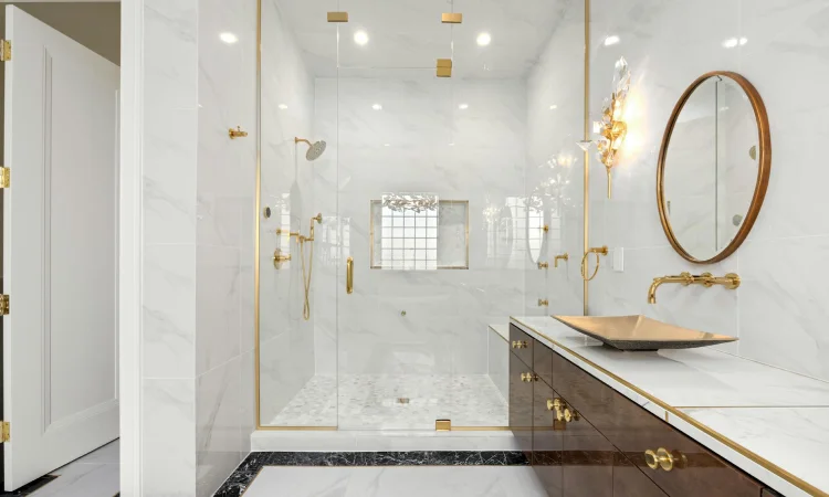 Kamar mandi dengan partisi kaca transparan, Sumber: pexels.com