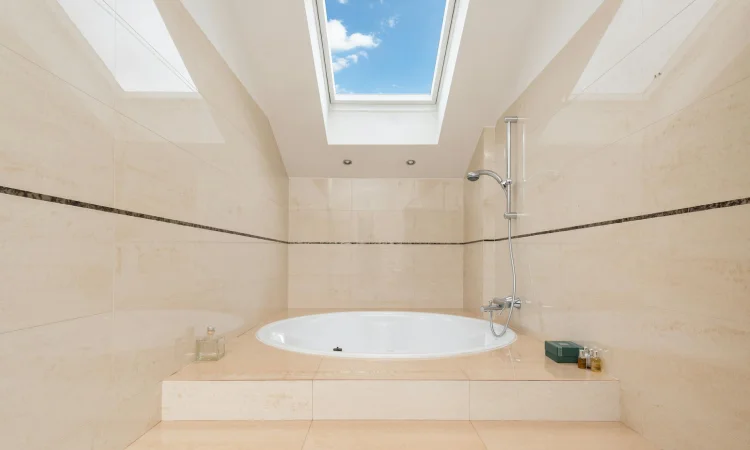 Kamar mandi dengan pencahayaan skylight, Sumber: pexels.com