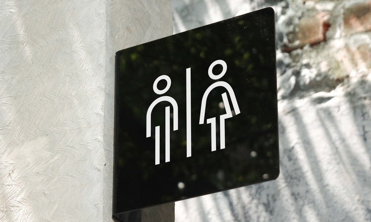 Signage di depan toilet umum, Sumber: shopee.co.id