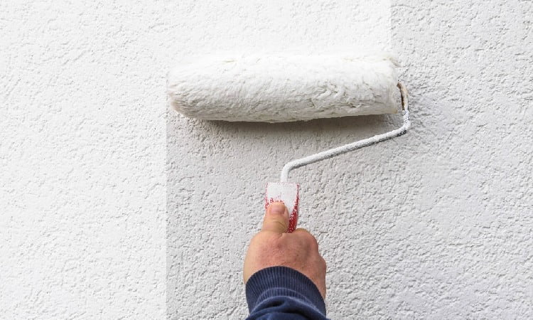 Mengecat ulang area dinding, Sumber: aquaproof.co.id