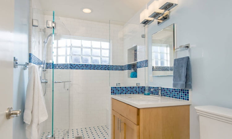 Kamar mandi dengan glass block, Sumber: hzcdn.com