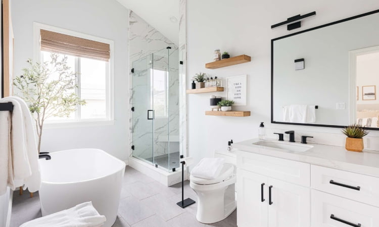 Kamar mandi pribadi di ruang tidur, Sumber: thespruce.com