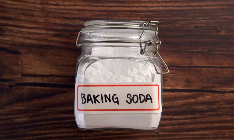 Menaburkan bubuk baking soda, Sumber: parapuan.co