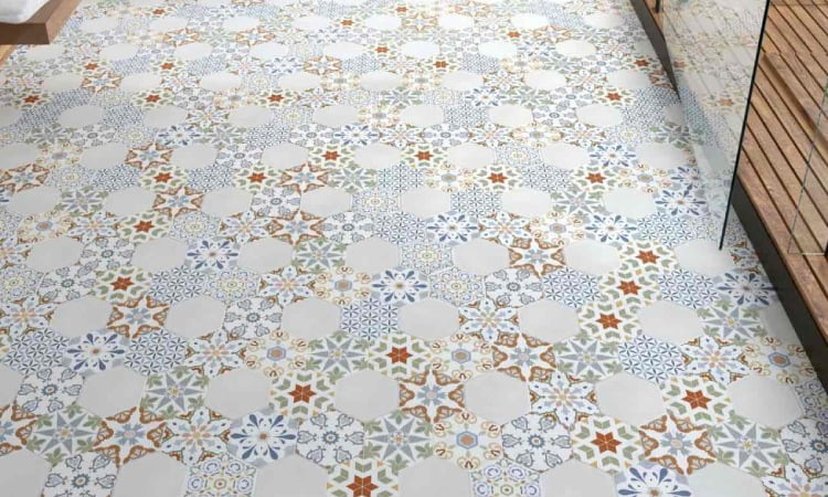 Desain lantai kamar mandi yang unik, Sumber: shopify.com