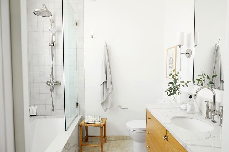 Desain kamar mandi modern minimalis, Sumber: bhg.com