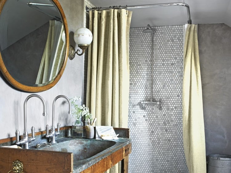 Kamar mandi dengan desain rustic, Sumber: countryliving.com
