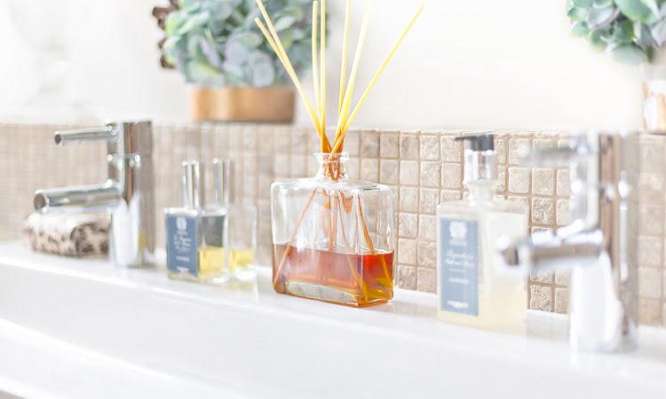 Meletakkan aroma terapi, Sumber: royalbathrooms.co.uk