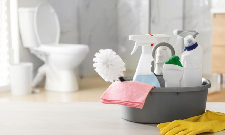 Menjaga kebersihan kamar mandi, Sumber: mygate.com