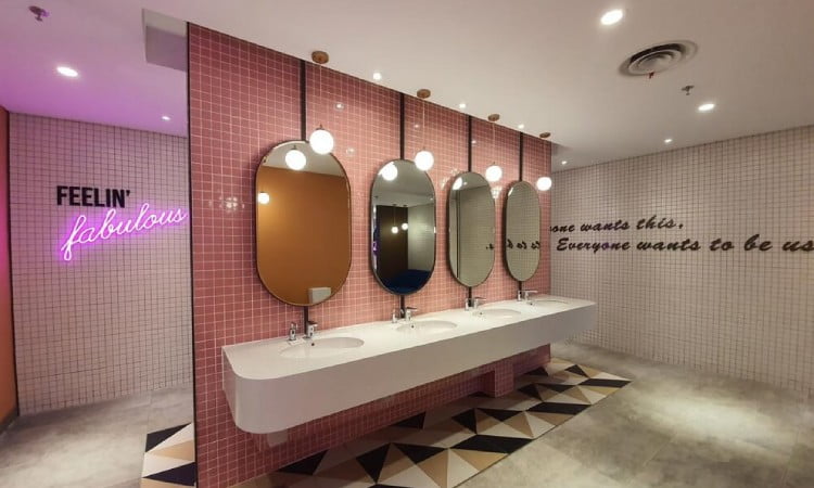 Nuansa vintage untuk desain interior toilet bioskop, Sumber: layar.id