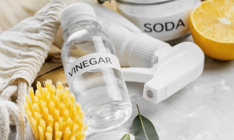 Menggunakan cuka putih, Sumber: kompas.com