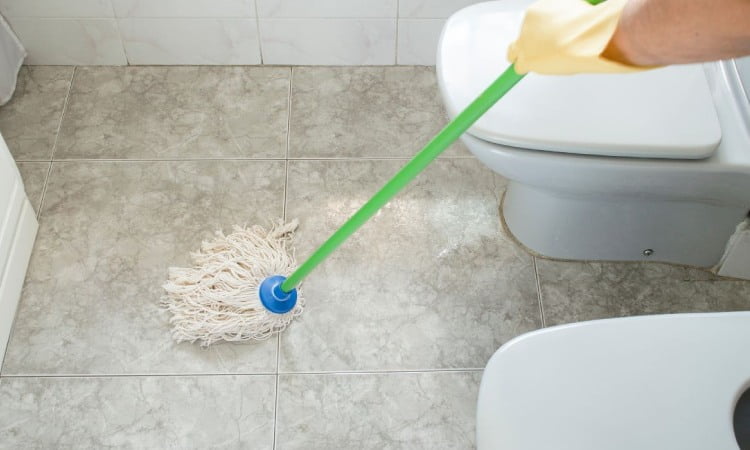 Menjaga lantai kamar mandi agar selalu kering, Sumber: hollacode.com