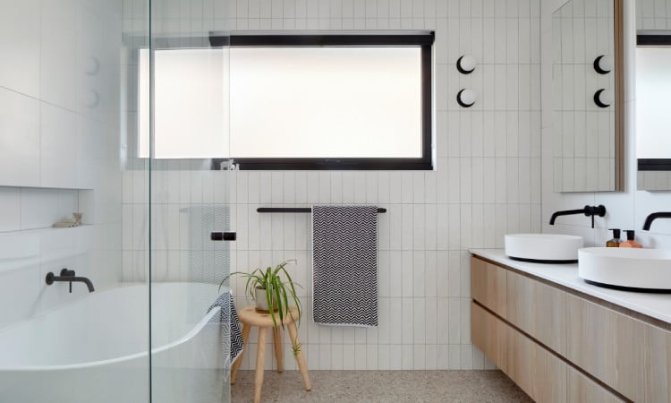 Sekat kubikel untuk kamar mandi ala Scandinavian, Sumber: hzcdn.com