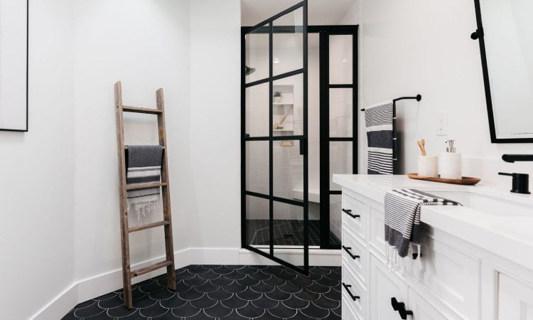 Desain kamar mandi monokrom, Sumber: thespruce.com