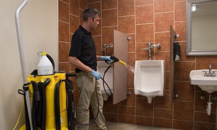 Desinfeksi area toilet, Sumber: bondcleaningingoldcoast.com.au