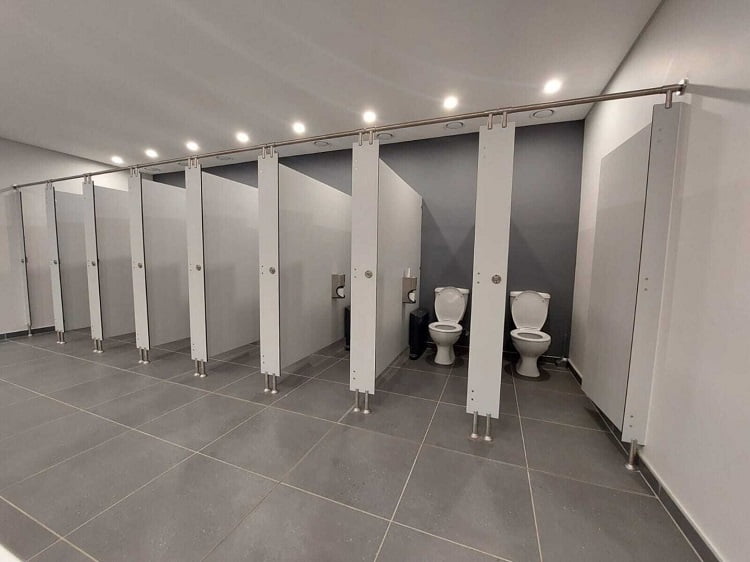 Jenis cubicle toilet dengan berbagai kelebihan masing-masing, Sumber: facadeprojects.co.za