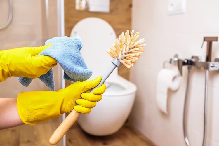 Membersihkan secara rutin untuk mendapatkan sanitasi yang sehat dan bersih, Sumber: techsquadteam.com
