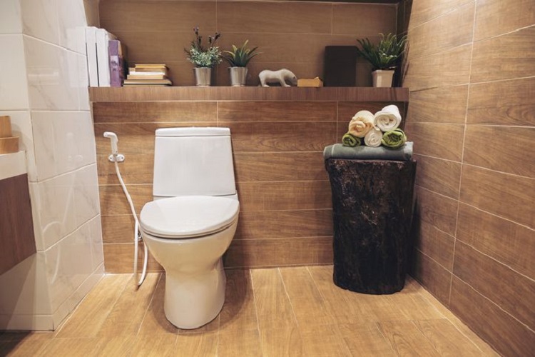 Sanitasi kamar mandi bersih untuk mengurangi bau tidak sedap, Sumber: health.com