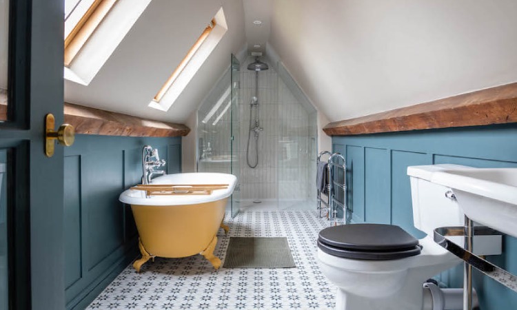 Desain kamar mandi loteng yang menarik, Sumber: fromeinteriors.co.uk