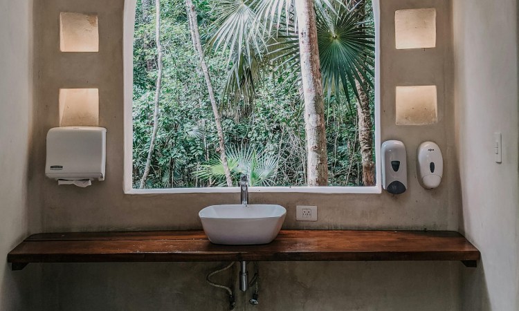Desain toilet umum natural, Sumber: pexels.com 