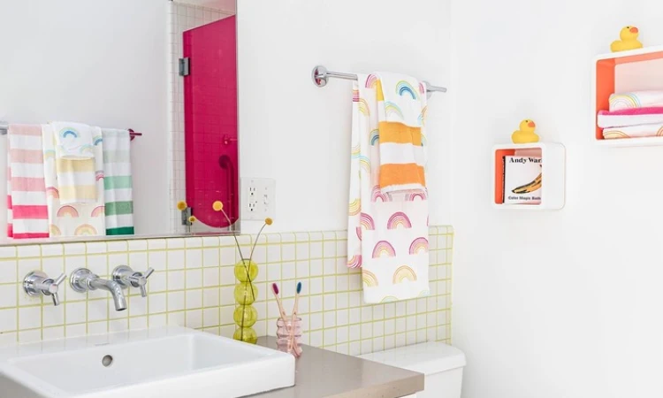 Kamar mandi anak desain minimalis, Sumber: hunker.com