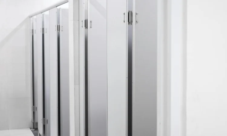 Merawat cubicle toilet, Sumber: pexels.com